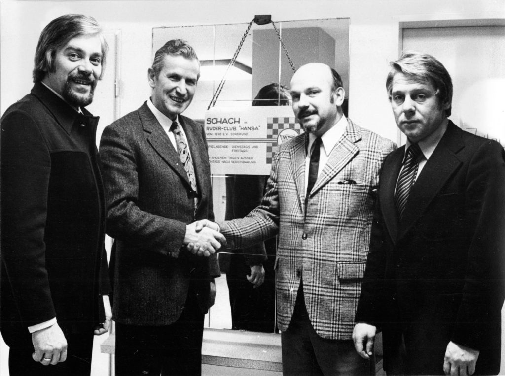 Gründung der Schachabteilung per Handschlag besiegelt. v.l. Manfred Krause, Ludwig Blömeke (Klub-Präsident RC „Hansa“), Klaus Neumann, Friedhelm Bachmann, 1973–74.