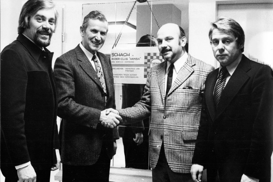 Gründung der Schachabteilung per Handschlag besiegelt. v.l. Manfred Krause, Ludwig Blömeke (Klub-Präsident RC „Hansa“), Klaus Neumann, Friedhelm Bachmann, 1973–74.